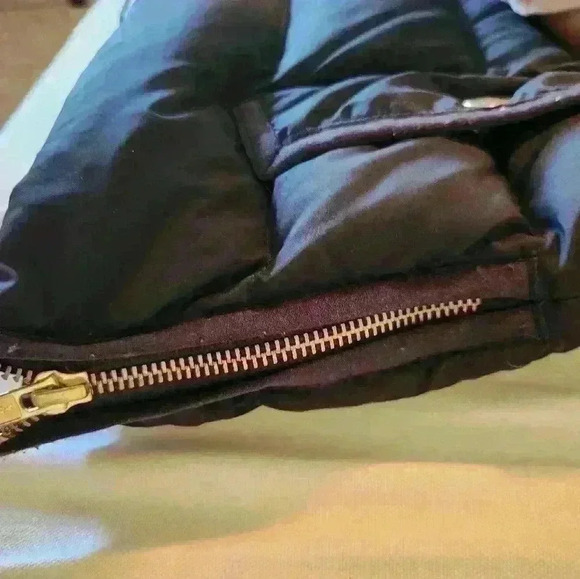 J. Crew Black Puffer Vest Gold Pockets Winter Ski Slopes Snow โ๏ธ ๐ฟ ๐ โท๏ธ - Picture 9 of 9